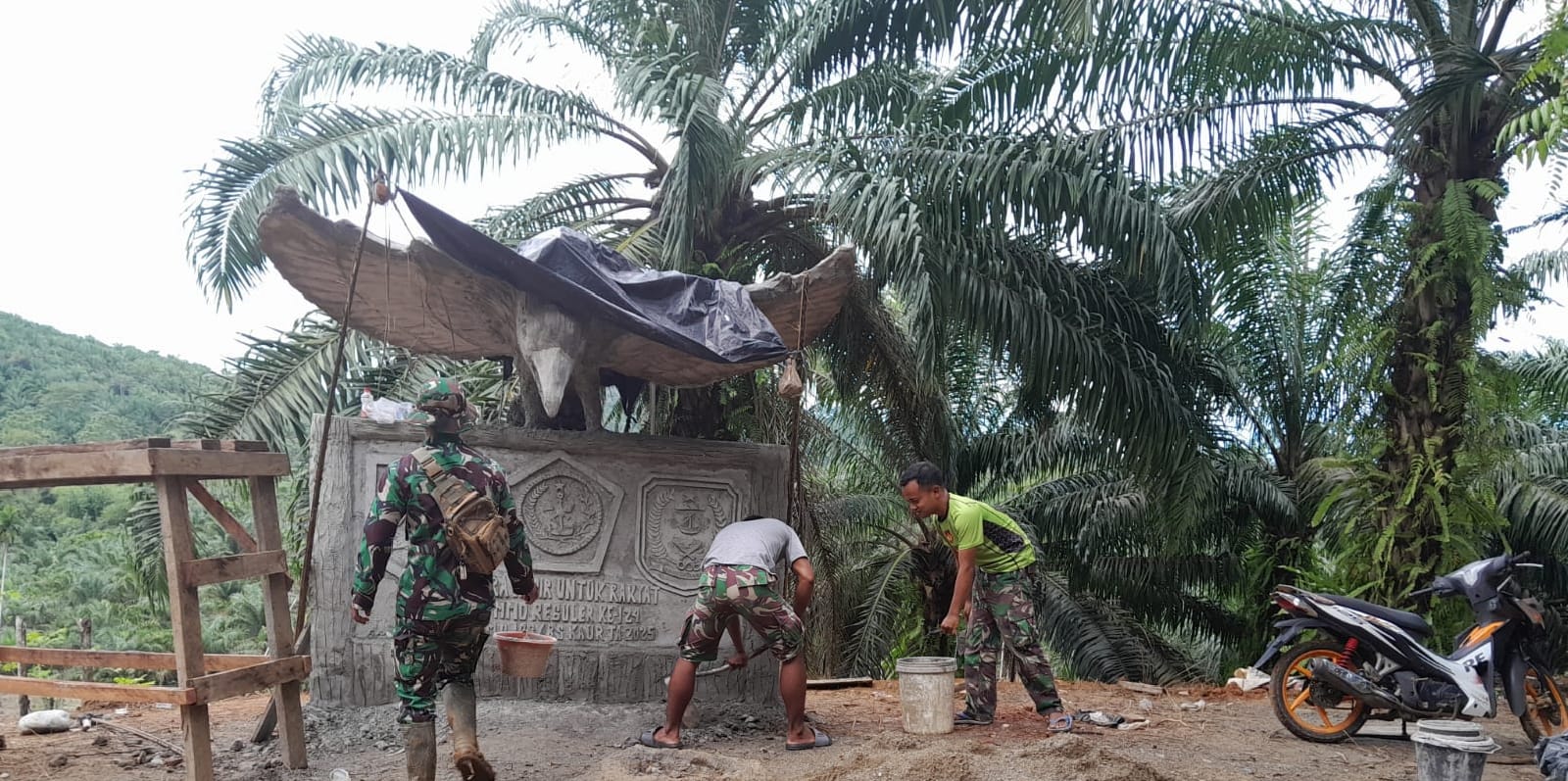 Satgas TMMD Ke-124 Kodim 0408/BS dan Warga Terus Kebut Pembuatan Prasasti