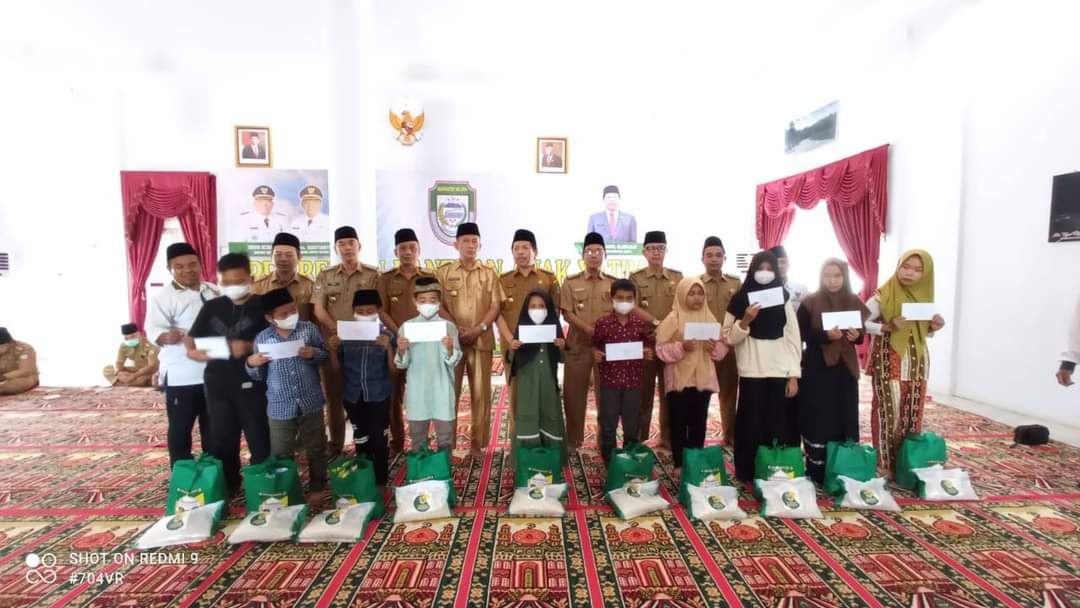 Pemkab, Baznas Seluma Salurkan Bantuan Fakir  Miskin dan Anak Yatim Piatu