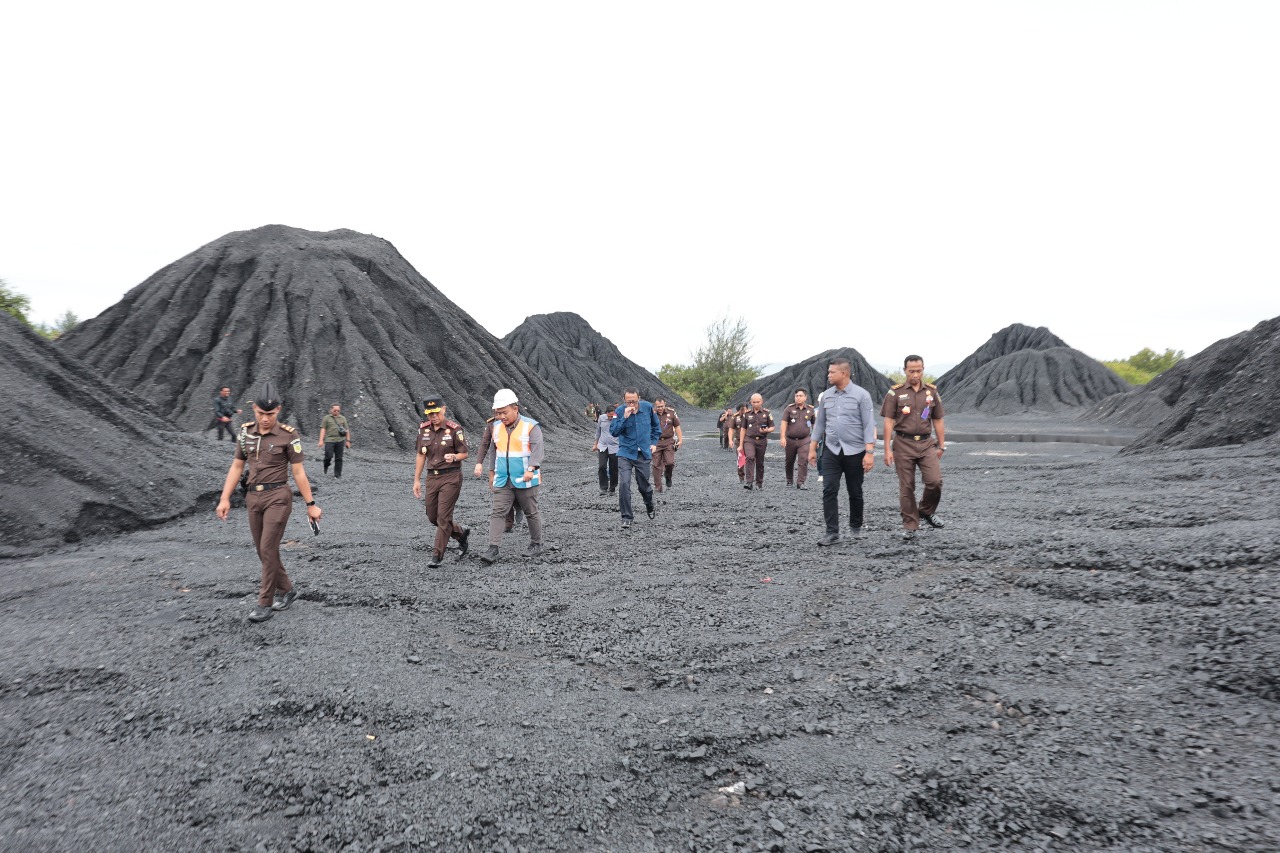 Kepala Kejati Bengkulu Cek Barang Bukti 126 Ribu Ton Batu Bara Hasil Sitaan dari Tsk Bebby Hussy 