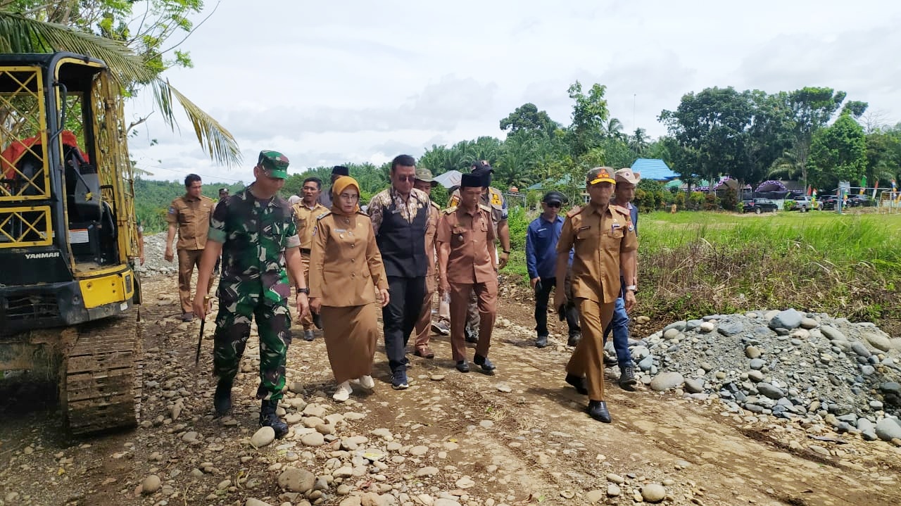 Karya Bakti Kodim 0428/Mukomuko Dibuka di Desa Maju Makmur 