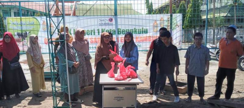 Keluarga SMKN 1 Kota Bengkulu Bahu Membahu Bekurban 