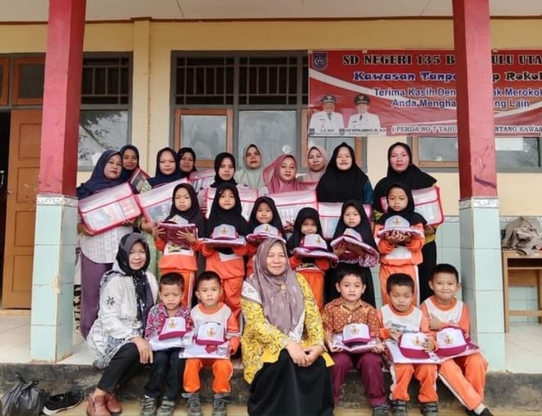 Siswa SDN 135 Bengkulu Utara  Terima Seragam   Sekolah dan ATK Gratis  