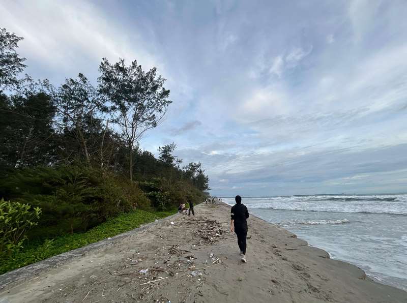 Jalur Track Joging Pantai Panjang Tertutup Pasir dan Sampah Akibat Hujan Deras Disertai Badai