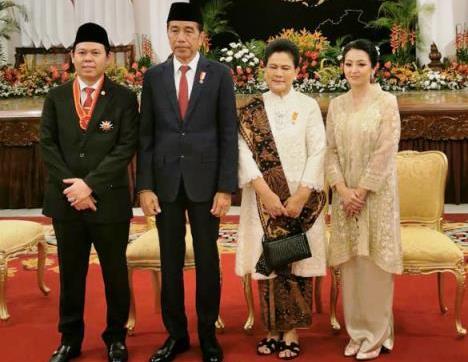 Presiden Jokowi Berikan Penghargaan Bintang Mahaputera kepada Sultan B Najamuddin: Apa Maknanya?