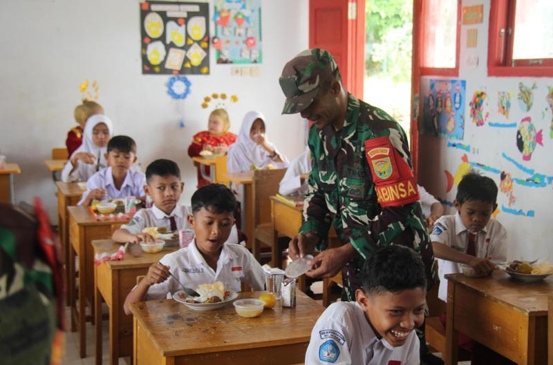 Kodim 0423 Bengkulu Utara Dukung Program Makan Bergizi Gratis, Buka Dapur Masuk Sekolah di SDN 048 Kualalangi