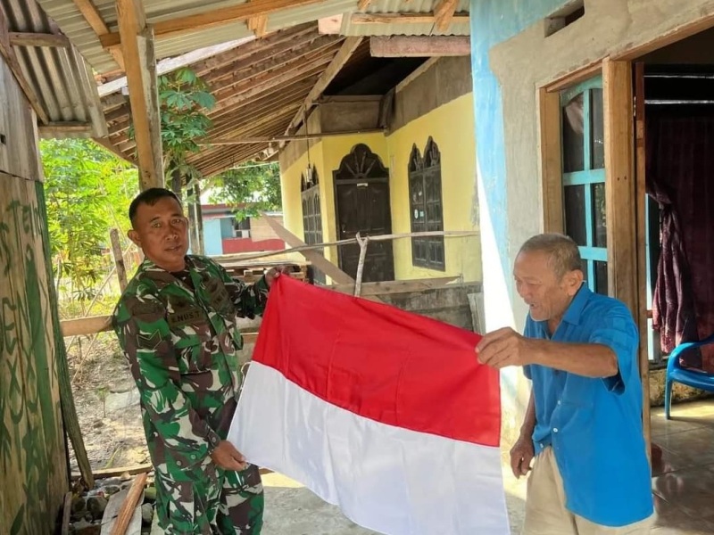 Koramil 408-04 Kodim 0408 Bengkulu Selatan - Kaur Bagikan Bendera Merah Putih 