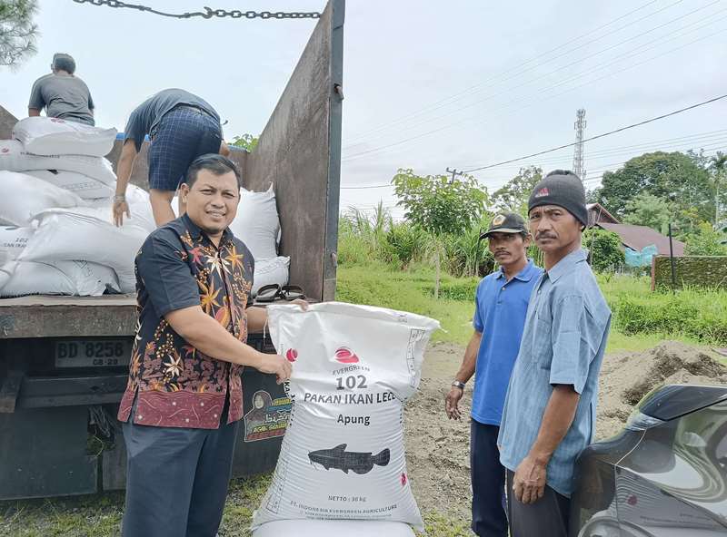  Anggota DPRD Provinsi Bengkulu, Sujono Bagikan Ribuan Kilogram Pakan Ternak di Arga Makmur