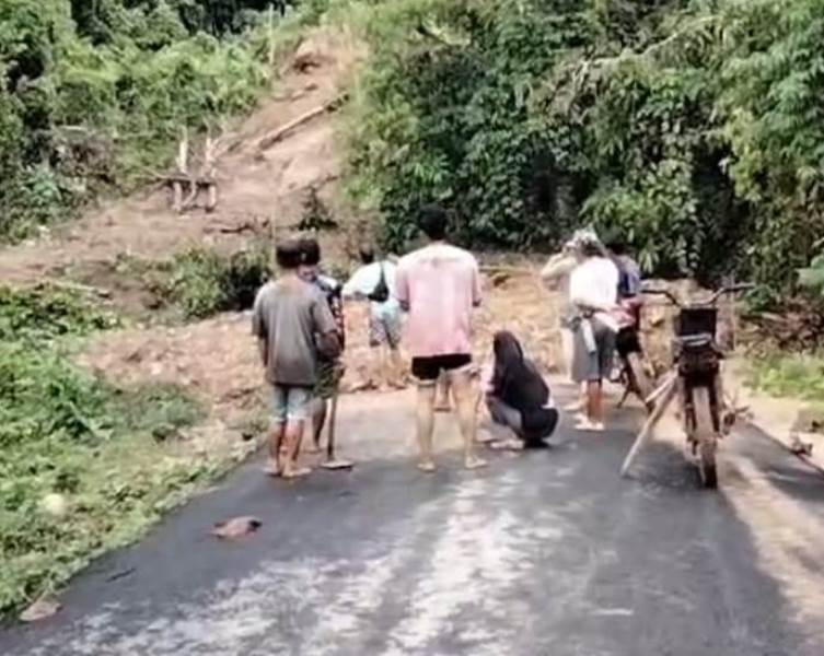 Satu Titik Masih Diusahakan, BPBD Kaur Telah Menanggulangi Bencana Longsor  Dua Titik Jalan