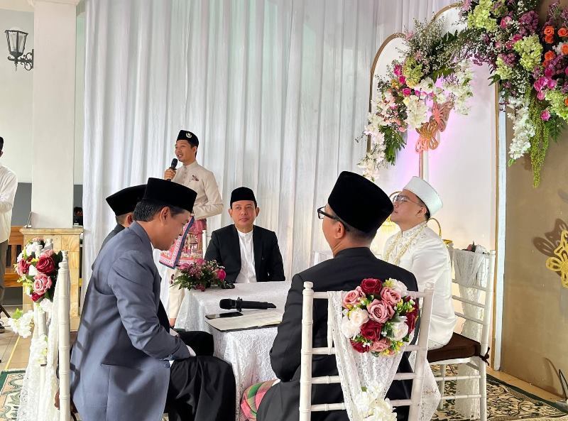 Walikota Bengkulu Serahkan Langsung Dokumen Kependudukan ke Lokasi Akad Nikah