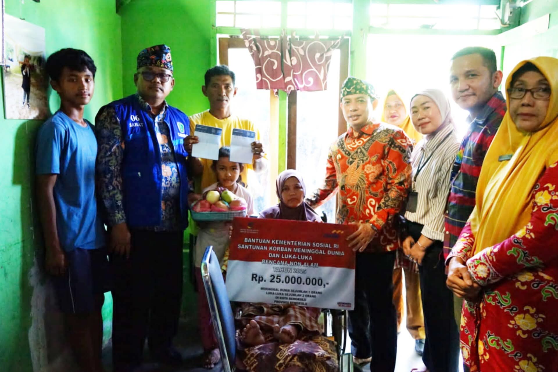 Walikota Serahkan Bantuan Rp 25 Juta Kepada Korban Kebakaran di Kelurahan Pondok Besi