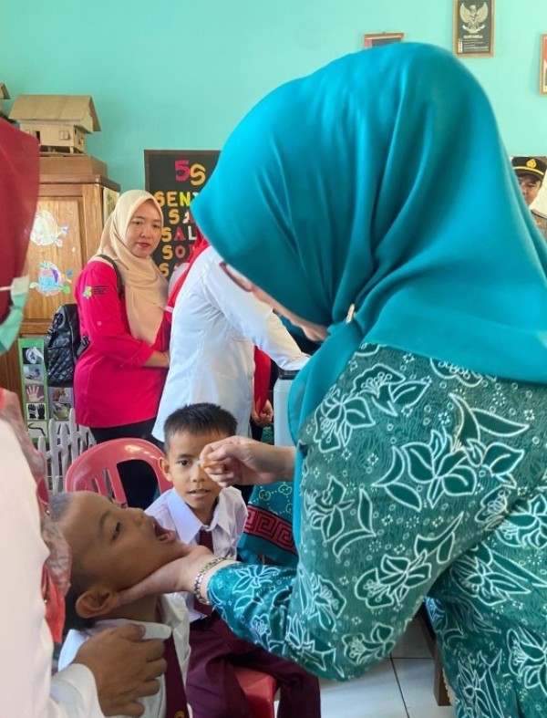 Berikhtiar Perkuat Metabolisme   Tubuh Anak, Ketua TP PKK Benteng Teteskan Vaksin  Polio Secara Simbolis 