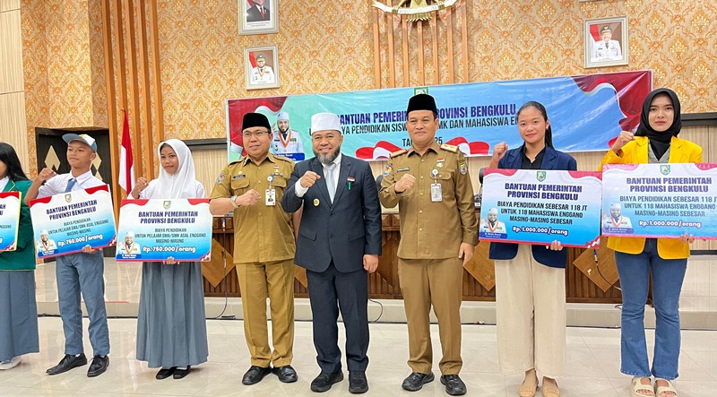 Gubernur Bengkulu Berikan  Bantuan Pendidikan untuk  Mahasiswa Pulau Enggano