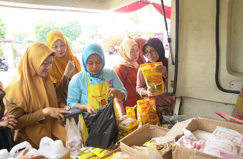 Banyak Warga Antre di Pasar Murah Pemprov Bengkulu,   Harganya Lebih Miring