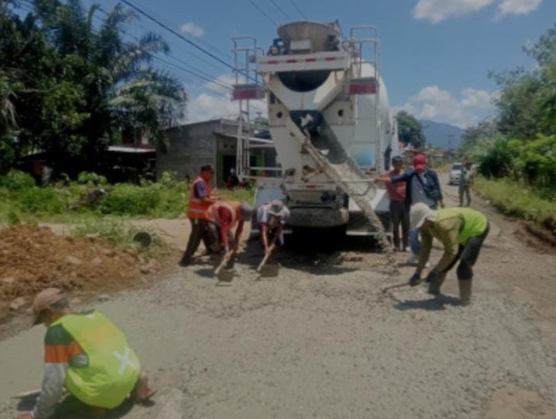 Kompak, Masyarakat Arga Makmur Gotong   Royong Tambal Jalan Berlubang