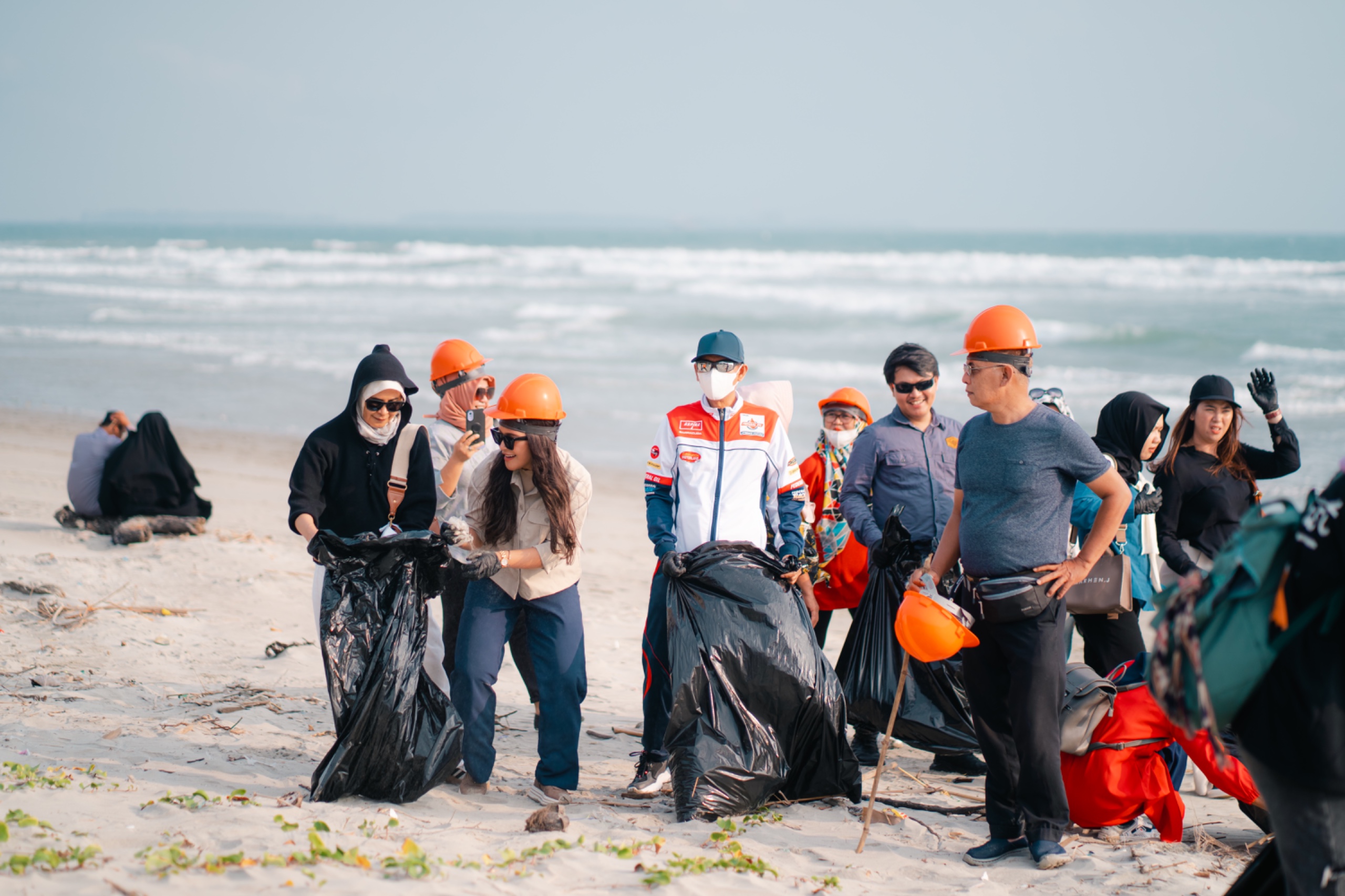 Nuragiyanti Pulang dari London ke Kota Bengkulu Langsung Bersihkan Pantai Panjang