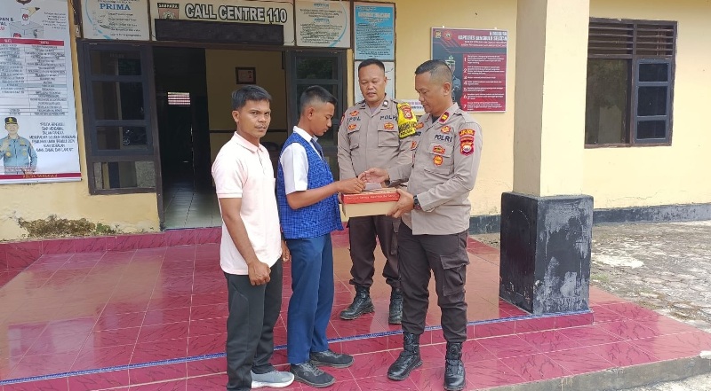 Rafaleano Sudah Terima  Sepatu Baru dari Polres Bengkulu Selatan