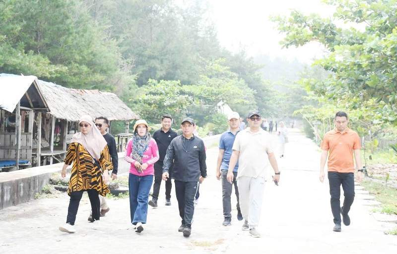 Walikota Bersama  OPD Kota Bengkulu Bersihkan Lagi Pantai Panjang 