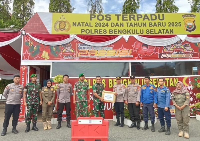   Kunjungi Pos Pengamanan Nataru  , Dandim 0408 Bengkulu Selatan Berikan Bingkisan