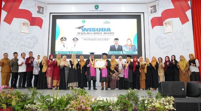 Walikota Bangga, 46 Lansia  Kota Bengkulu Diwisuda