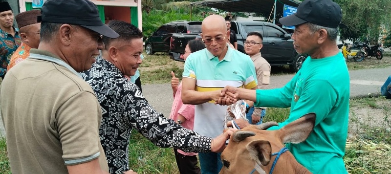 Bupati Bengkulu Selatan Serahkan  Bantuan Indukan  Sapi di  Desa Suka Maju Kepada Masyarakat