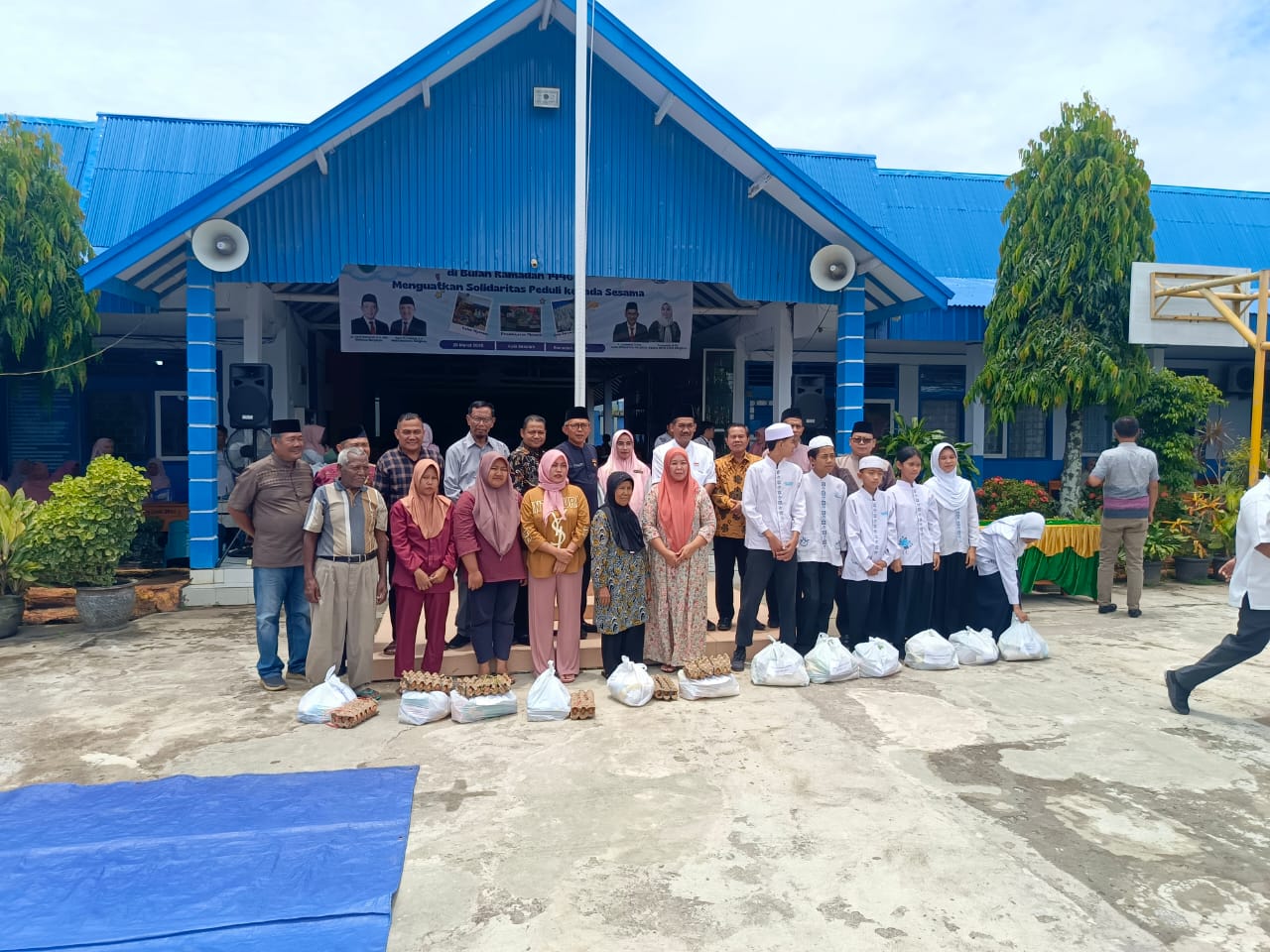 SMPN 4 Bengkulu Berbagi 200 Paket Sembako, Menguatkan Solidaritas Peduli Kepada Sesama