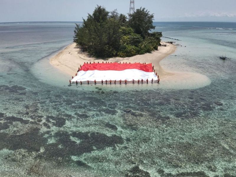 Peringati HUT ke-80 RI, Basarnas Bengkulu Kibarkan Bendera Raksasa di Pulau Tikus