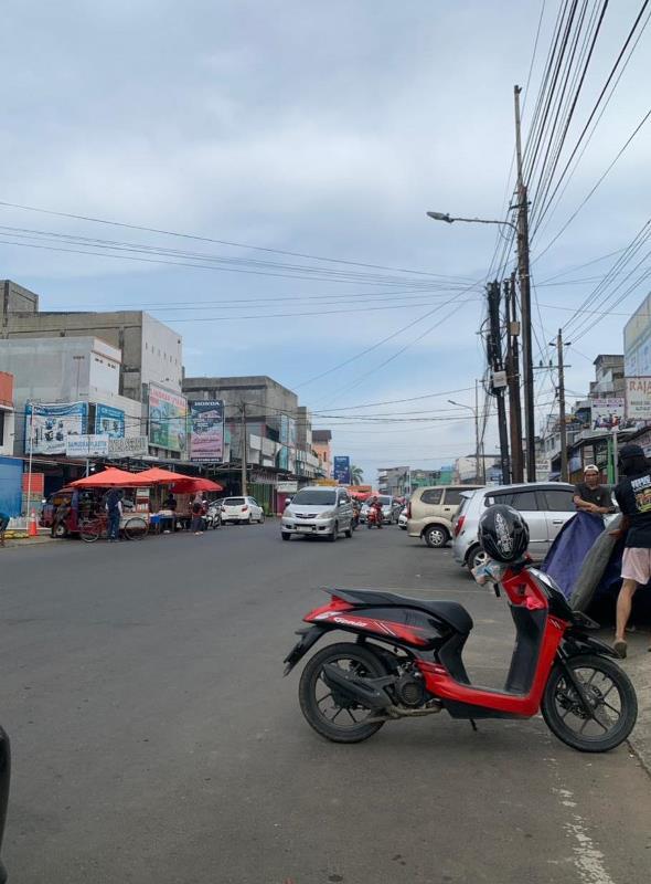 Kucing-kucingan di Trotoar: Dilema Perut dan Aturan di Pasar Panorama 