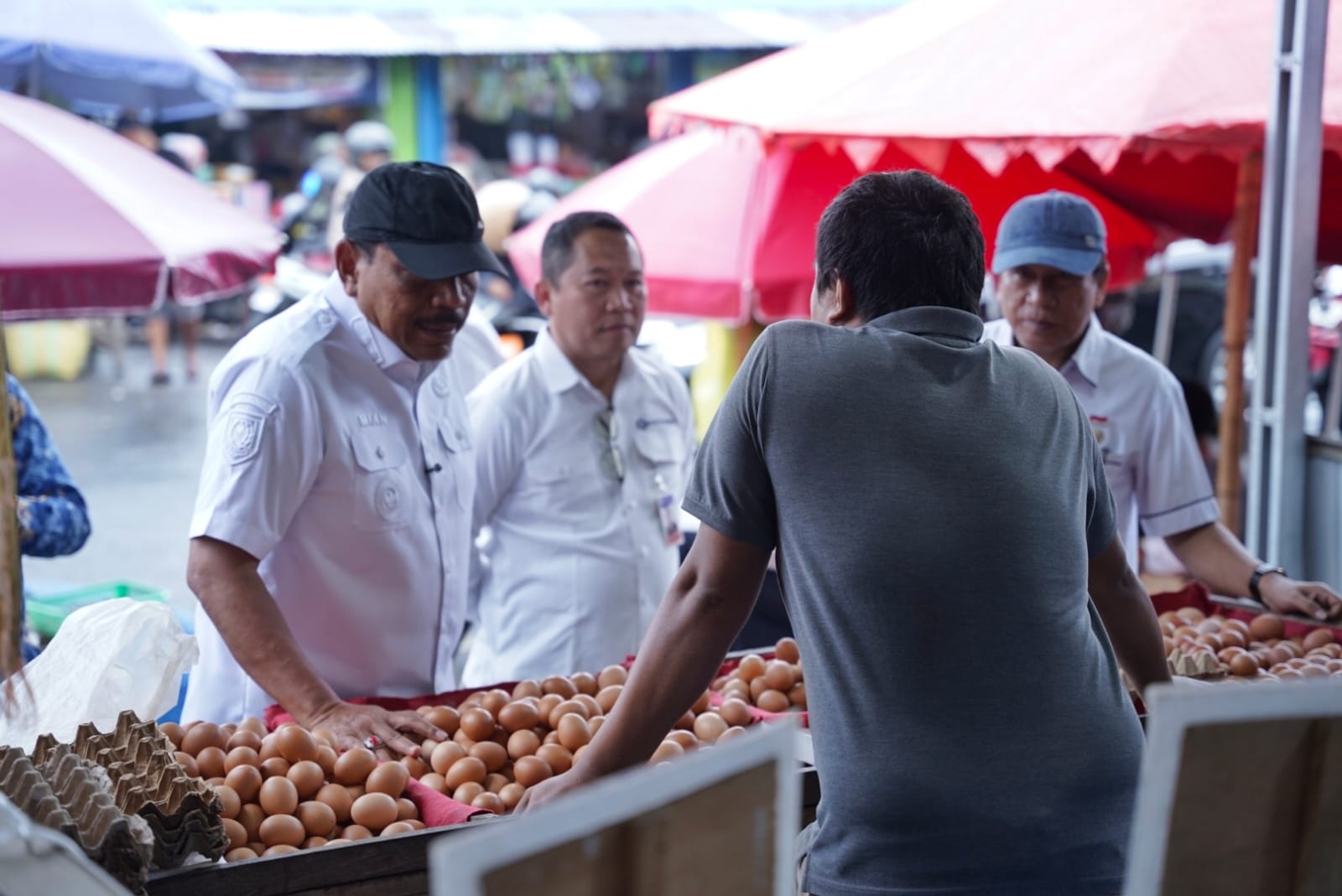 Pastikan Harga Tetap Bersahabat Jelang Nataru, Wagub Mian Turun Langsung ke Pasar Panorama