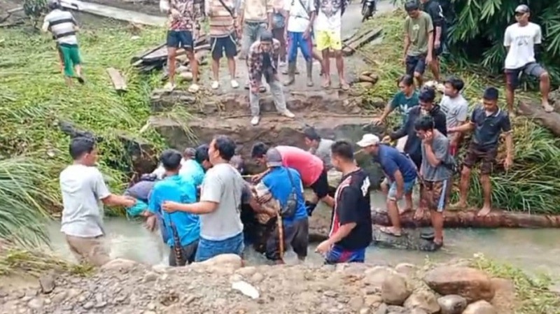 Kabupaten Seluma Dilanda Banjir, Pengemudi Nginap di Jalan, Jembatan Hanyut