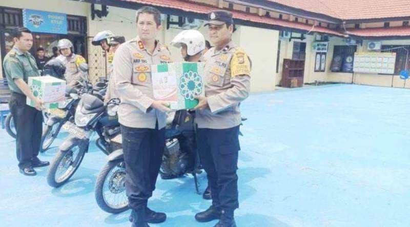  Polres Seluma  Bagikan Paket Sembako Bersama OKP