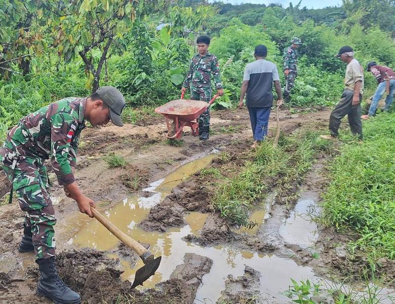 Antisipasi Bencana, Satgas Pam Puter Enggano Bersama Masyarakat Bersihkan Jalur Evakuasi di Desa Malakoni