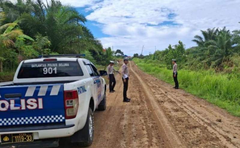 Ganggu Arus Lalu Lintas, Polisi Tegur Operator Alat Berat