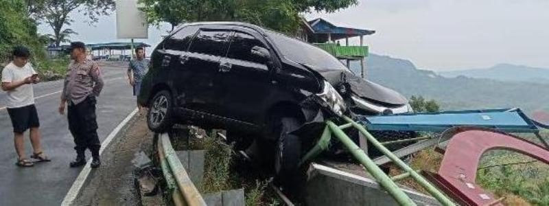 Lepas Kendali , Mobil Ini Nyaris Terjun ke Jurang Liku Sembilan