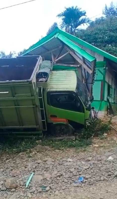 Truk Bermuatan Material Bangunan Menabrak Rumah Warga Ulu Talo