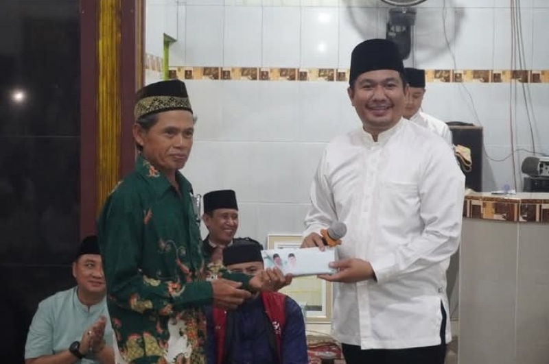  Bupati Bengkulu Utara  Tarawih   dan Salurkan Bantuan di Masjid di Sawang Lebar Ilir