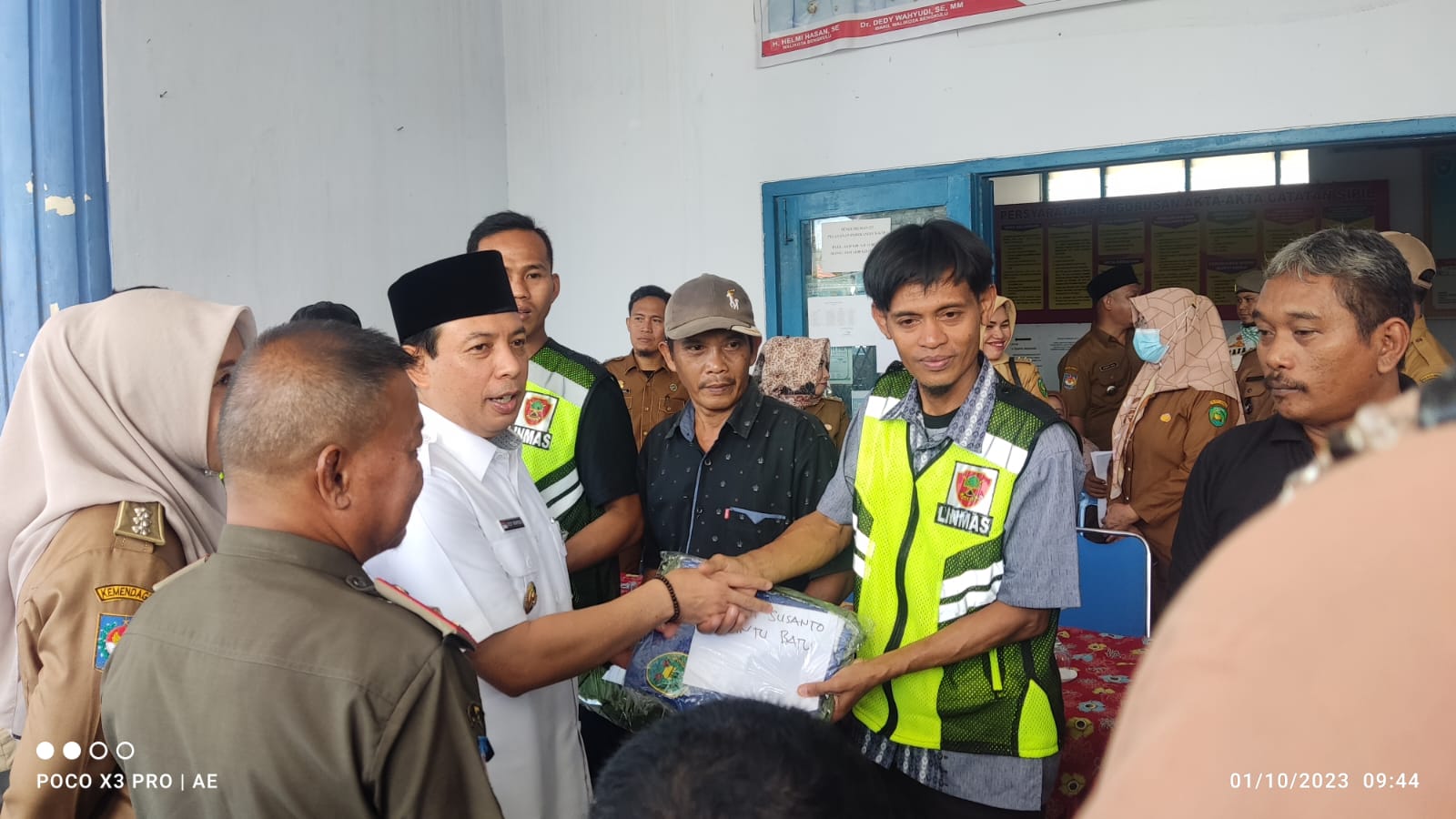 Lebih Terhormat, Wakil Walikota Bengkulu Serahkan Baju Linmas Kecamatan Teluk Segara 