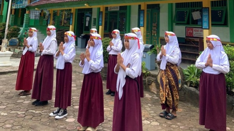 Perkenalkan Budaya, MIN 2 Bengkulu Tengah Sambut Tamu Istimewa Dengan Tarian  Lokal