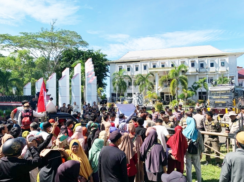 Usai Aksi Demo di Kantor Bupati Seluma, Kades Dusun Baru  Diberhentikan Sementara