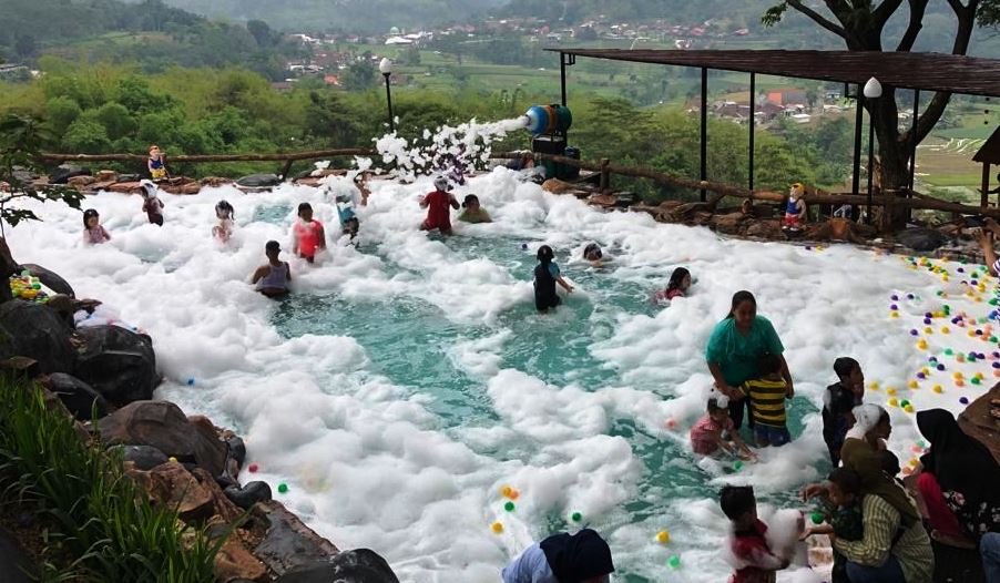 Tempat Wisata Keluarga Terkenal di Trawas Mojokerto Ada Kolam Renang Penuh Busa