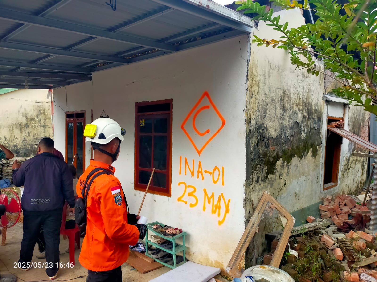 Basarnas Bantu Korban Gempa di Perumahan Raflesia Kelurahan Betungan Kota Bengkulu