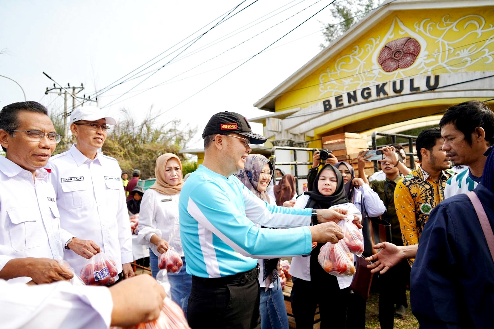 Keluarga Alumni Gadjah Mada Bengkulu Membagikan 3 Ton TOMAT Gratis untuk Masyarakat 