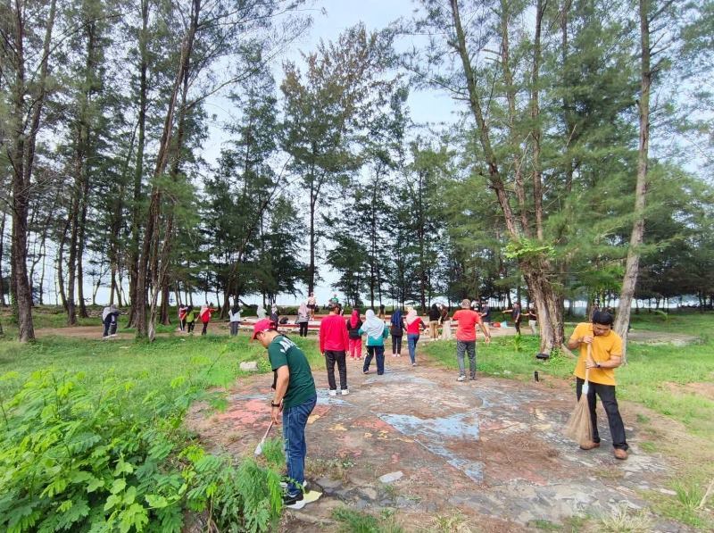 Ikuti Instruksi Walikota,  OPD Kota Bengkulu  Gotong Royong di   Pantai Panjang