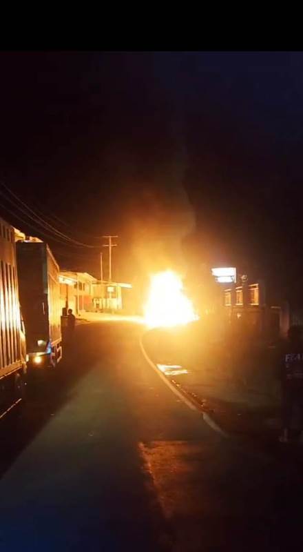 Terjadi Antrean Panjang,  Mobil Toyota Agya Hangus Terbakar di Simpang Durian Bubur