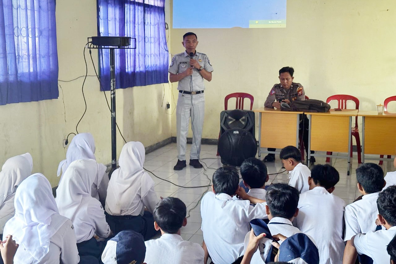 Jasa Raharja Bersama Polres Bengkulu Utara Sosialisasi Pengajar Peduli Keselamatan Lalu Lintas di SMPN 3 Utara