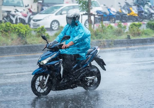 Cara Mengendarai Sepeda Motor Dengan Aman Saat Hujan Lebat dan Angin Kencang