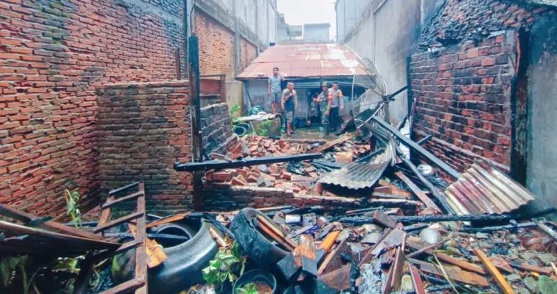 Damkar Bengkulu Selatan  Berhasil Padamkan Api yang Membakar Rumah di Jalan Kolonel Berlian Manna