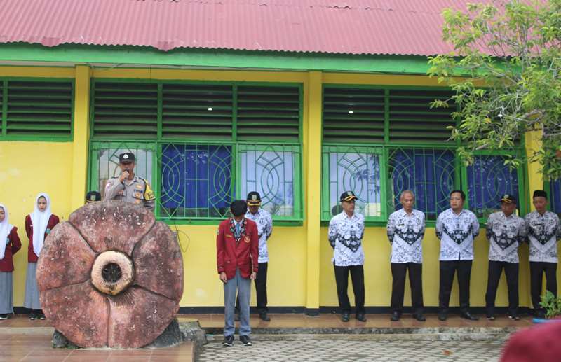 Bhabinkamtibmas Polsek   Ketahun Jadi Pembina Upacara di Sekolah