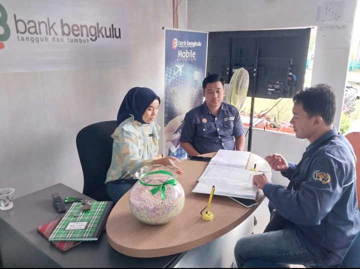 Banyak Penukar, Uang Rupiah   Emisi Baru Laris di Stand Bank Bengkulu