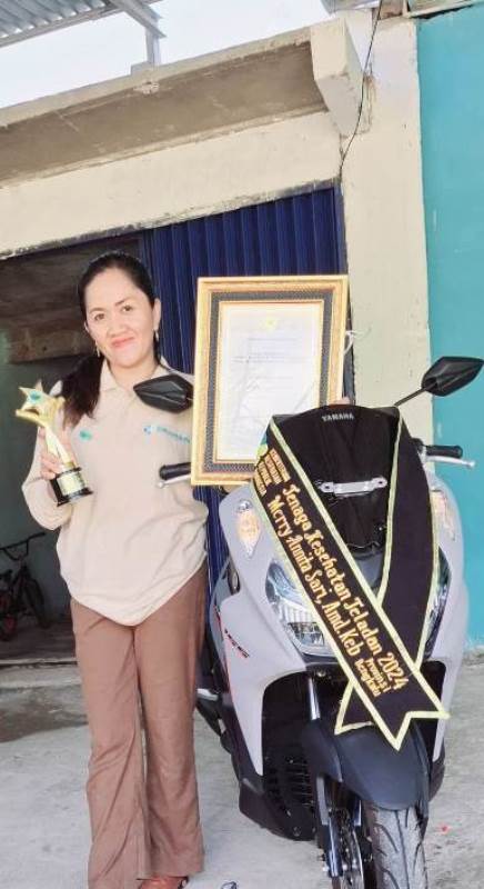   Merry Anita Sari, Bidan Teladan Ini Terima Sepeda Motor dari Kemenkes