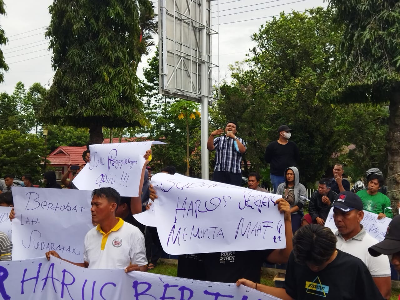 Komunitas Parlemen Jalanan  Geruduk Kantor Golkar Bengkulu Utara